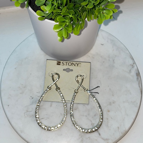 Jewelry - NWT Gold studded loop earrings